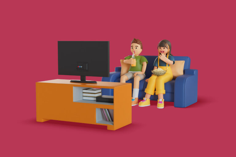 Un couple assis ensemble sur un canapé, regardant la télévision