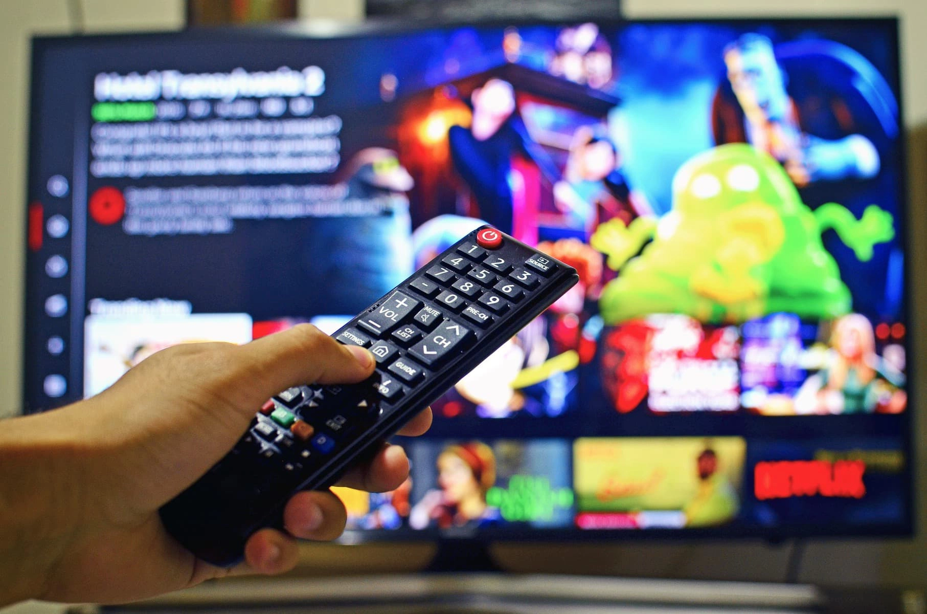 Image représentant une personne regardant la télévision avec un abonnement Smart IPTV France