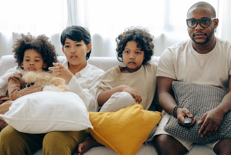 Famille regardant IPTV sans coupure sur Smart TV — Streaming stable France 2026