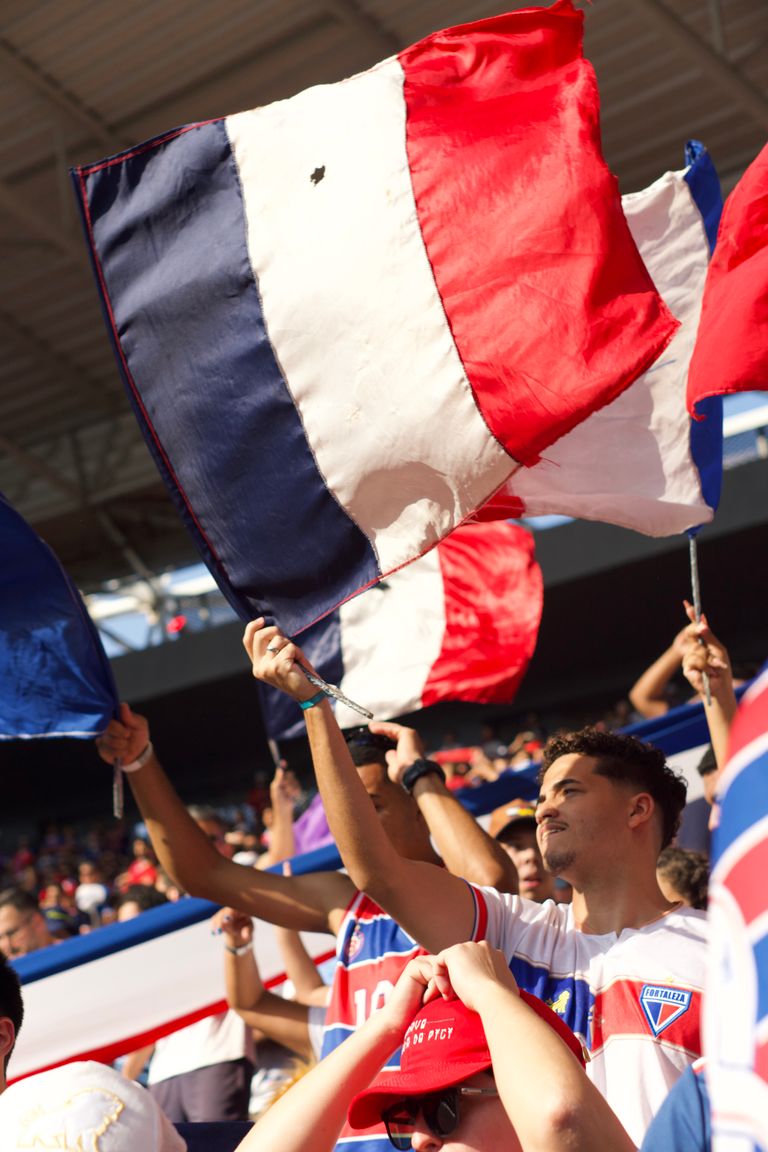 Supporters français avec drapeau tricolore Coupe du Monde 2026 IPTV France